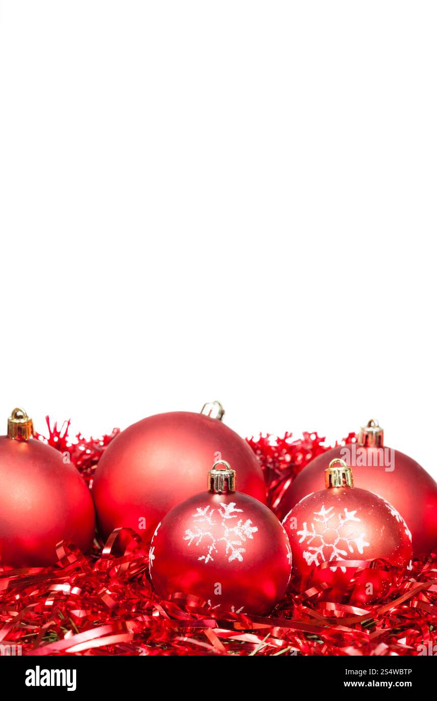 Rosso cinque palle di Natale e tinsel isolati su sfondo bianco Foto Stock