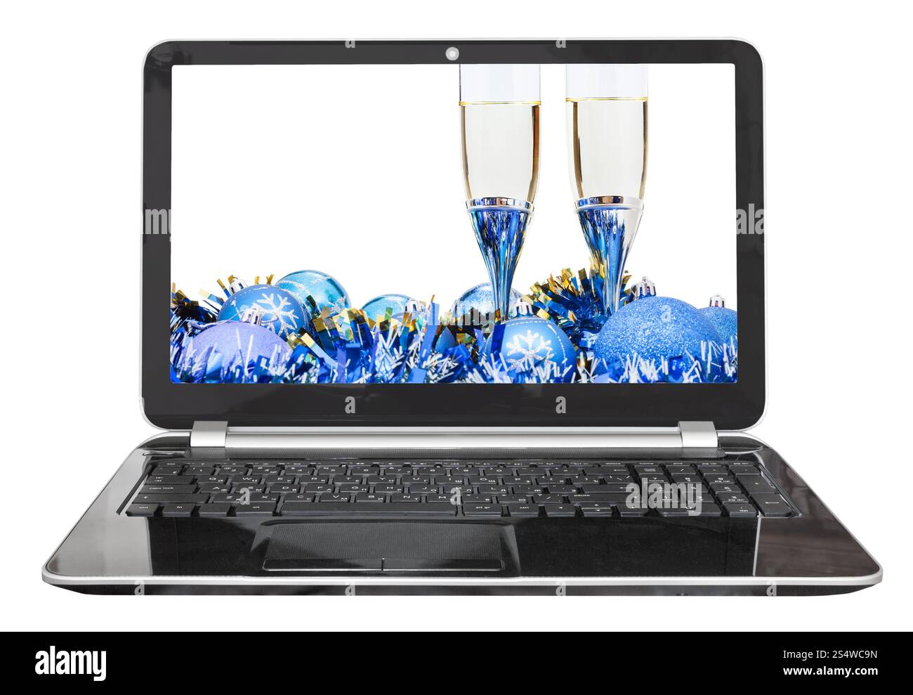 Natale ancora in vita con blu e baubles bicchieri sul computer portatile isolato su sfondo bianco Foto Stock