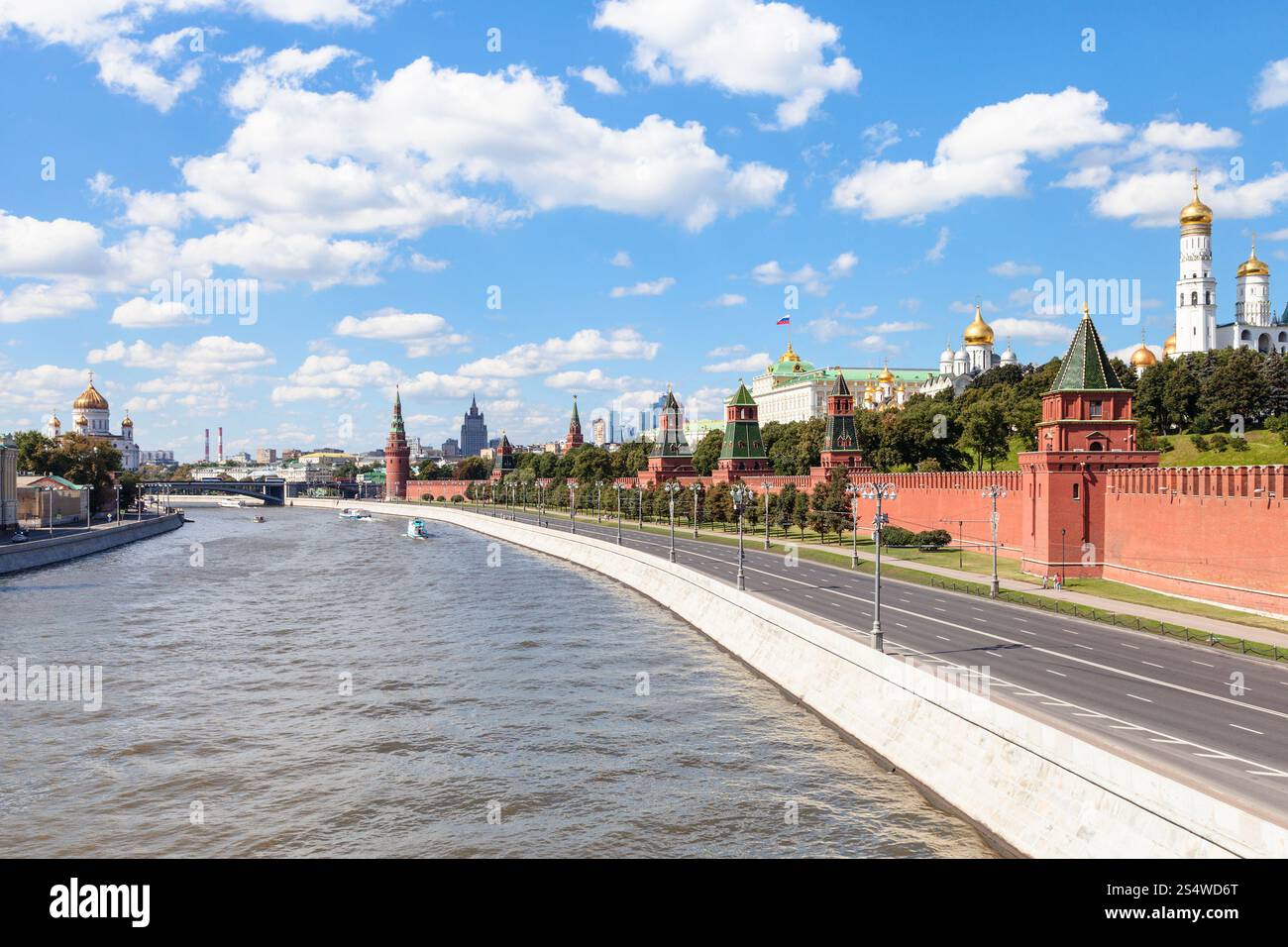Lo skyline di Mosca - il Cremlino argine lungo il fiume Moskva e cattedrali del Cremlino a Mosca nella soleggiata giornata smmer Foto Stock