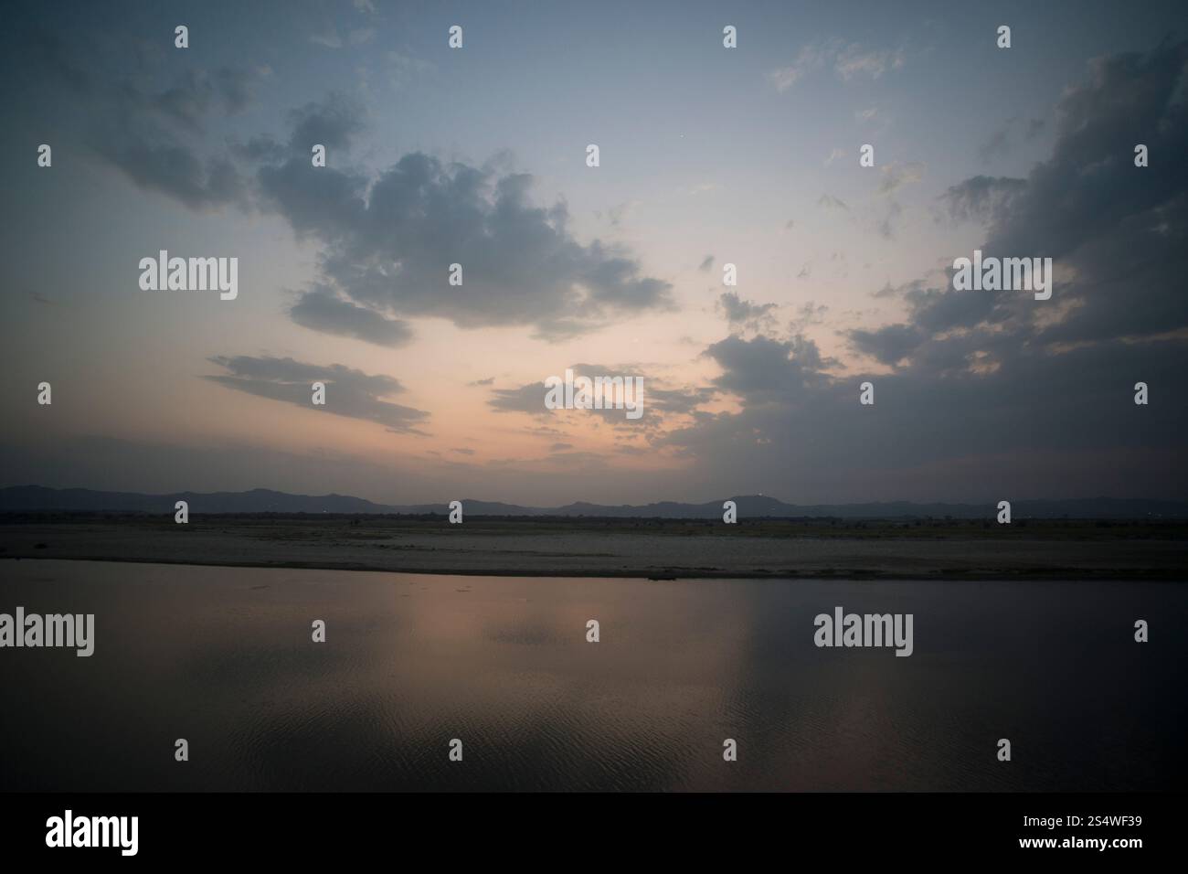 Il paesaggio del fiume Ayeyarwady a Bagan in Myanmar, nel sud-est asiatico. ASIA MYANMAR, FIUME BAGAN AYEYARWADY Foto Stock