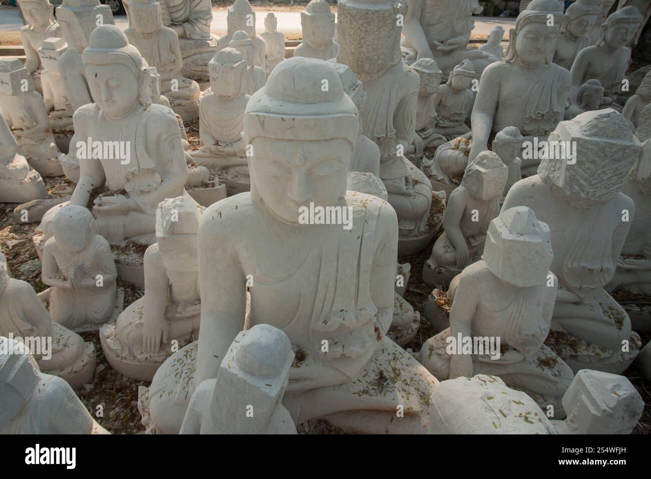 Una produzione di sculture di Buddha di marmo nella città di Mandalay in Myanmar, in Southeastasia. FABBRICA DI BUDDHA IN MARMO MANDALAY ASIA MYANMAR Foto Stock