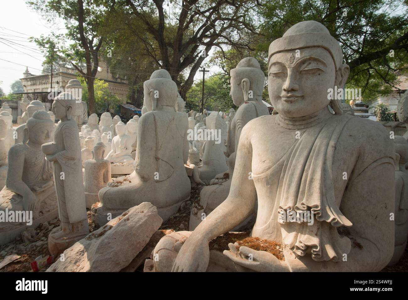 Una produzione di sculture di Buddha di marmo nella città di Mandalay in Myanmar, in Southeastasia. FABBRICA DI BUDDHA IN MARMO MANDALAY ASIA MYANMAR Foto Stock