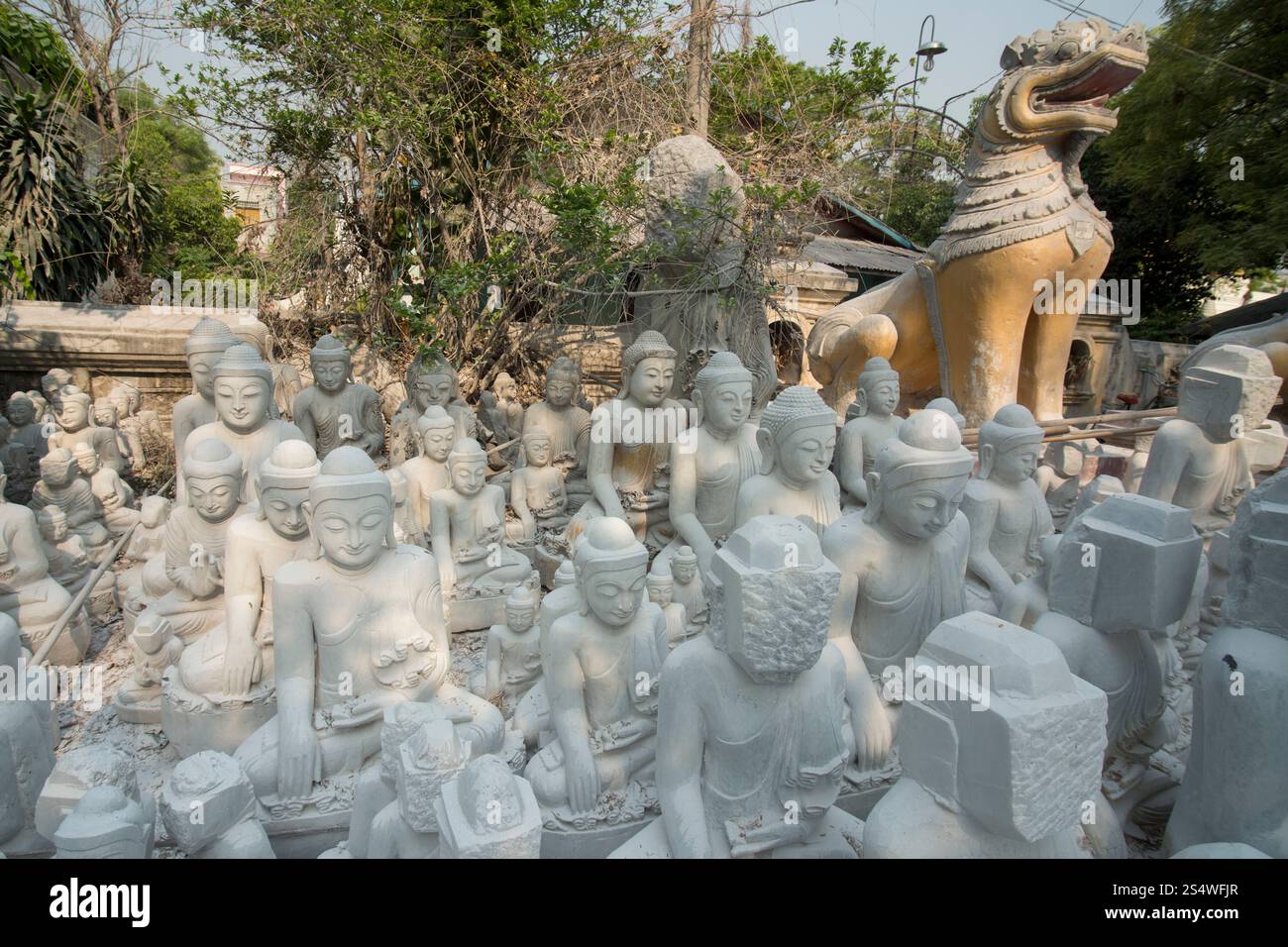 Una produzione di sculture di Buddha di marmo nella città di Mandalay in Myanmar, in Southeastasia. FABBRICA DI BUDDHA IN MARMO MANDALAY ASIA MYANMAR Foto Stock