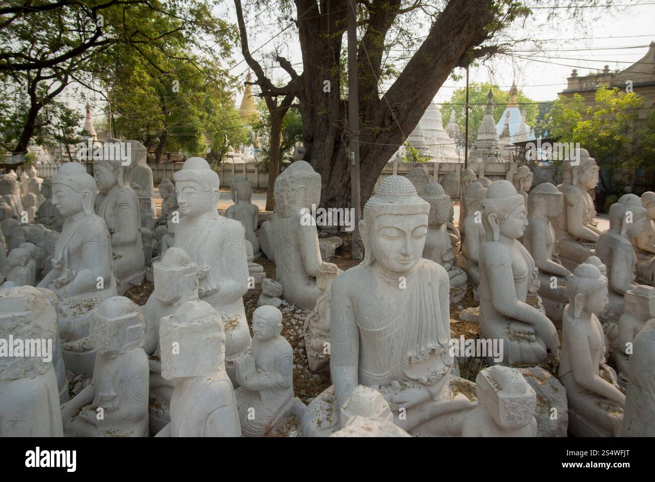Una produzione di sculture di Buddha di marmo nella città di Mandalay in Myanmar, in Southeastasia. FABBRICA DI BUDDHA IN MARMO MANDALAY ASIA MYANMAR Foto Stock