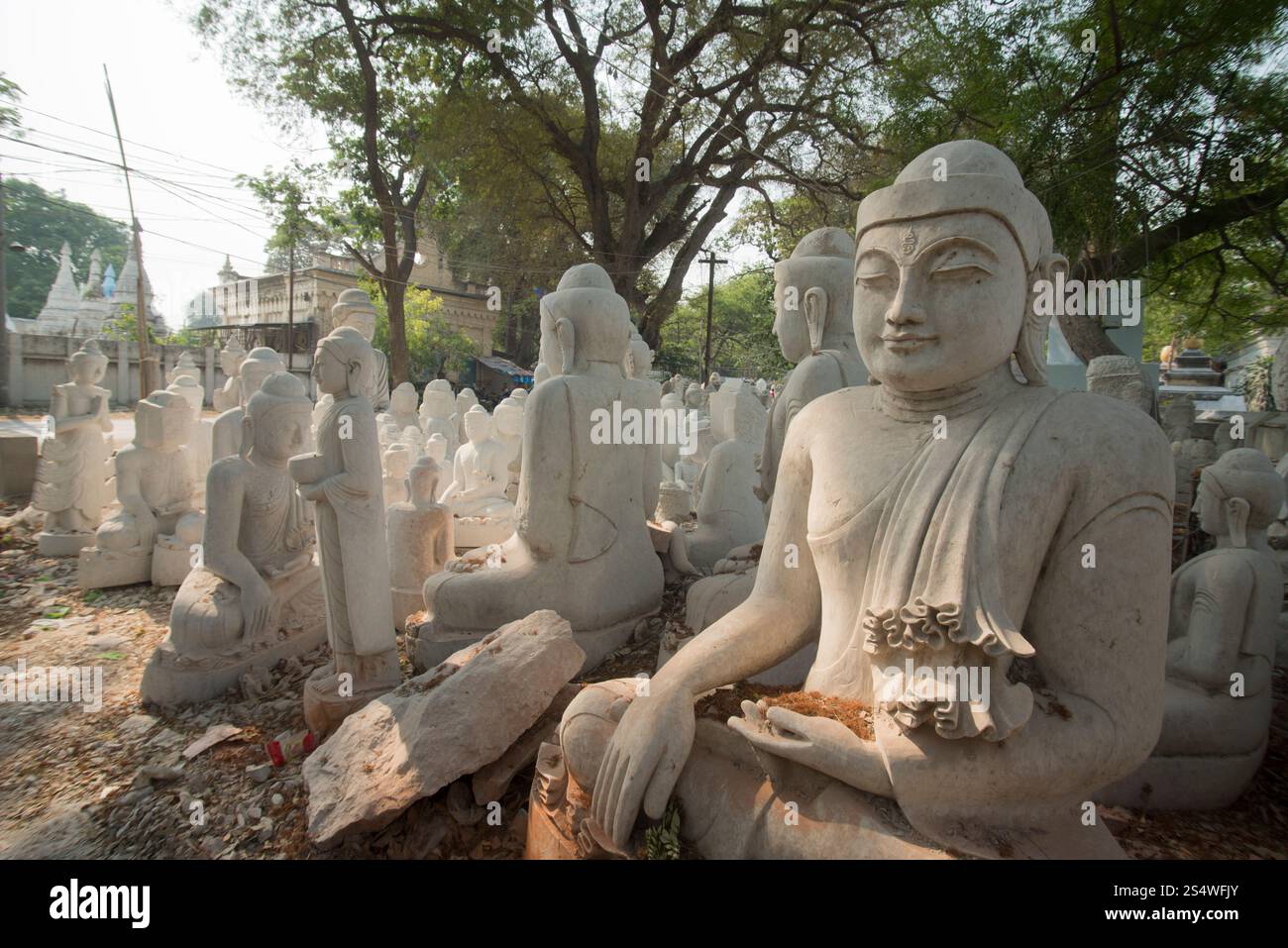 Una produzione di sculture di Buddha di marmo nella città di Mandalay in Myanmar, in Southeastasia. FABBRICA DI BUDDHA IN MARMO MANDALAY ASIA MYANMAR Foto Stock