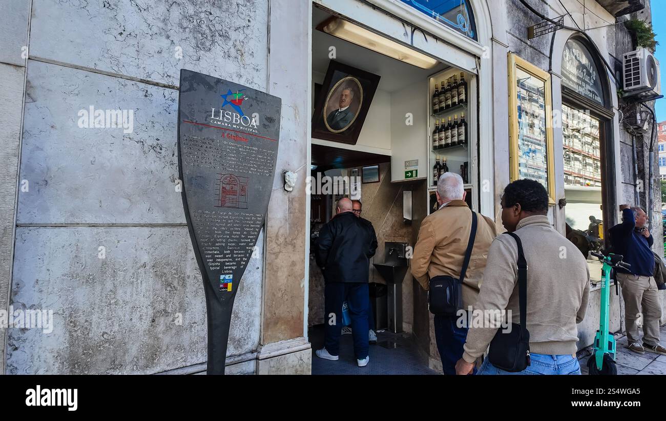 Un bar Ginjinha a Lisbona, in Portogallo, noto per il suo liquore alla ciliegia, Ginjinha Foto Stock