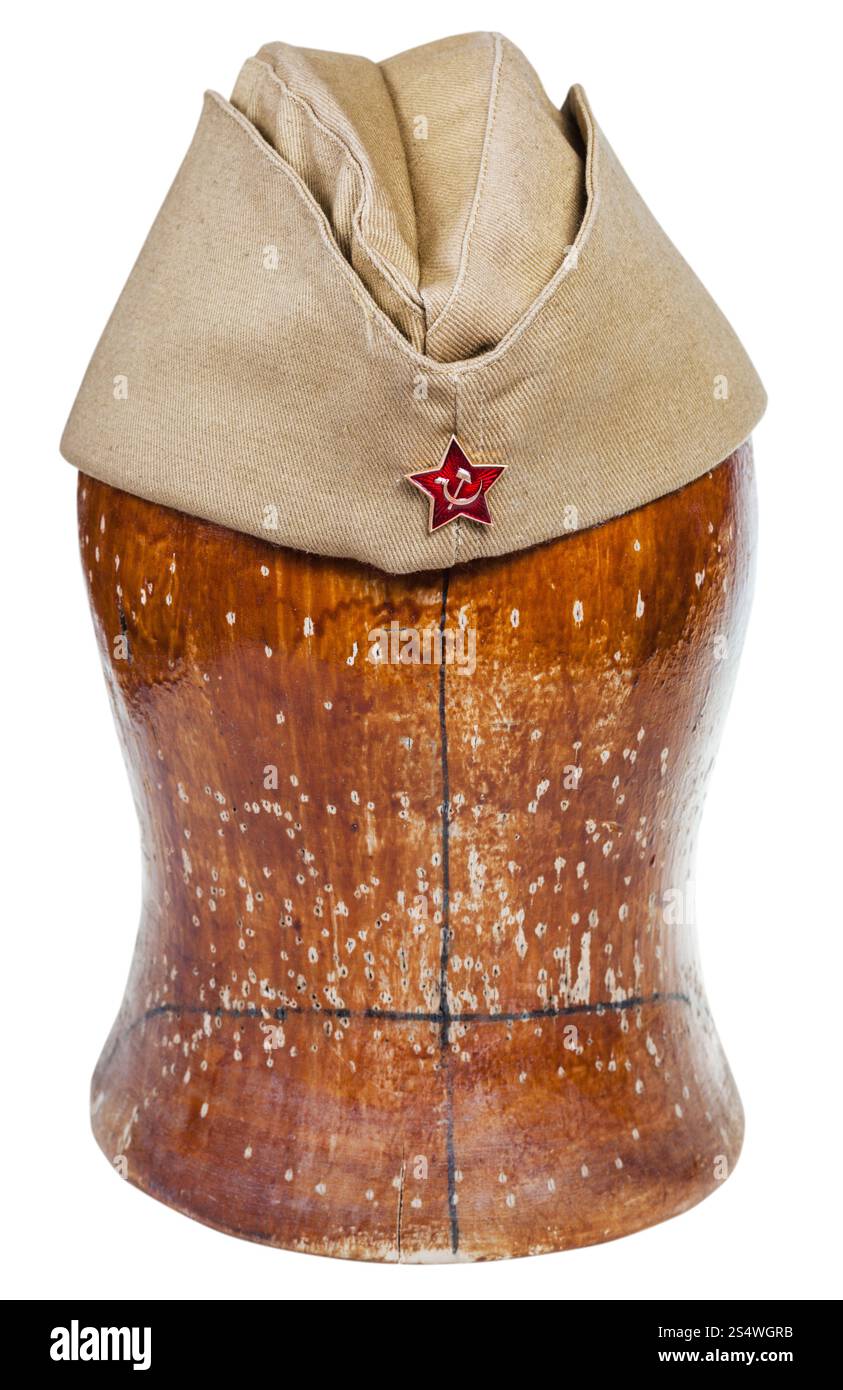 Visualizzazione diretta dei militari del campo tessile con cappuccio rosso sovietica star sign sul manichino di legno isolato su sfondo bianco Foto Stock
