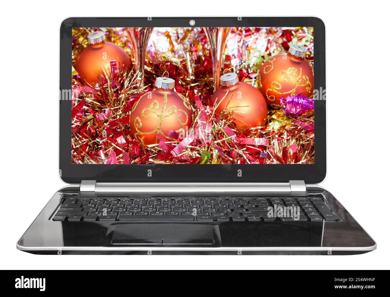 Natale ancora vita con orange baubles sullo schermo del computer portatile isolato su sfondo bianco Foto Stock