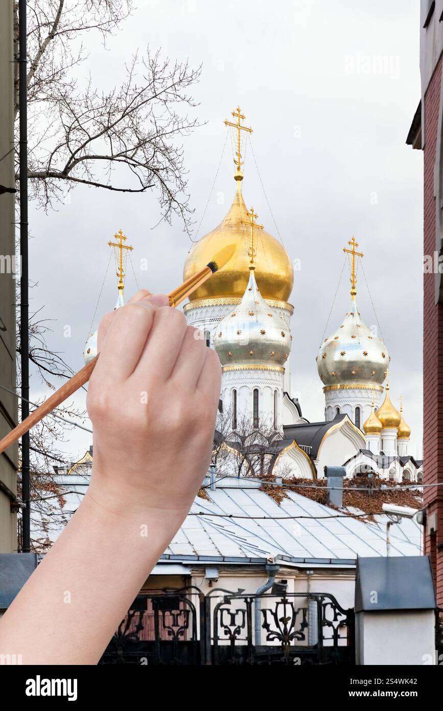 concetto di viaggio - pitture a mano con pennello cupola dorata della chiesa russa in autunno Foto Stock