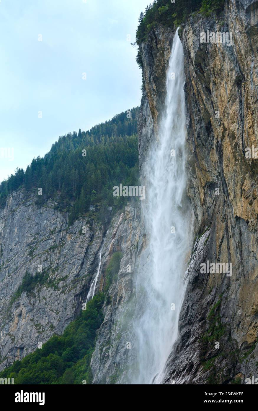 Cascata in montagna d'estate (Svizzera) Foto Stock