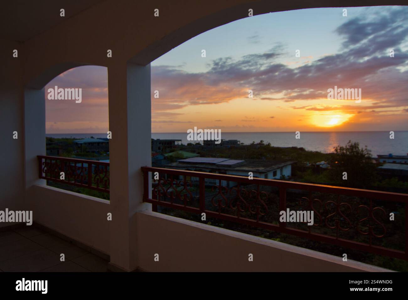 Vista del cielo spettacolare attraverso la finestra del balcone di sera, nella foto della villa di Moroni, Comores Foto Stock