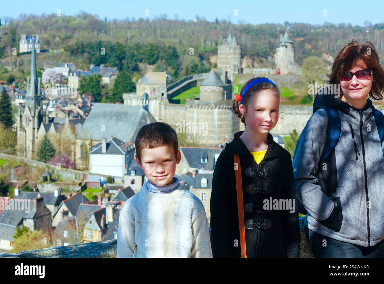 Famiglia su vacanze di primavera in Francia. Dietro il Chateau de Fougeres (costruito nel XII-XV centuri). Foto Stock