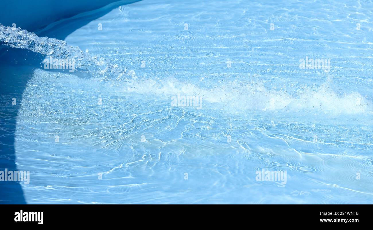Riempire la piccola piscina con acqua pulita. Foto Stock
