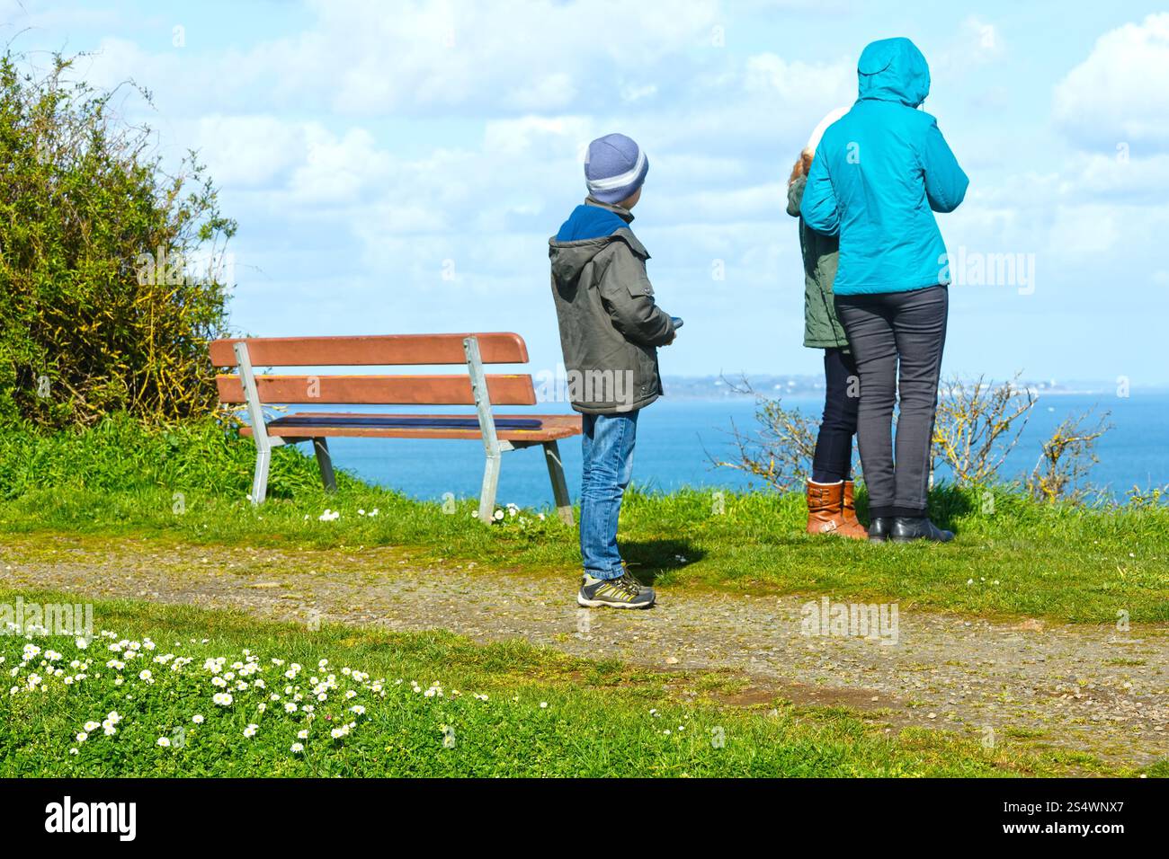 Famiglia sulla costa primaverile dell'Oceano Atlantico (Francia, vicino a Saint-Brieuc, Bretagna). Foto Stock