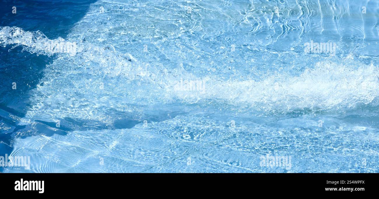 Riempire la piccola piscina con acqua pulita. Foto Stock