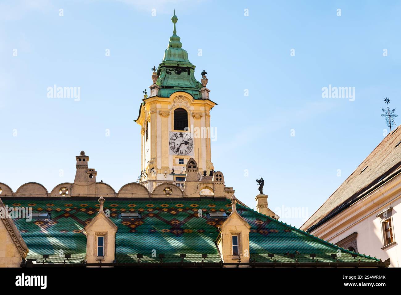 Viaggiare a Bratislava city - orologio torre del municipio della città vecchia Foto Stock