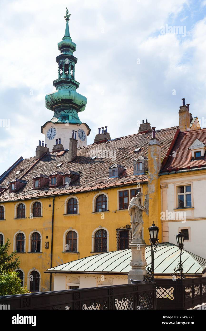 Viaggiare a Bratislava città - vecchie case su Michalska street e Michael torre porta a Bratislava Foto Stock