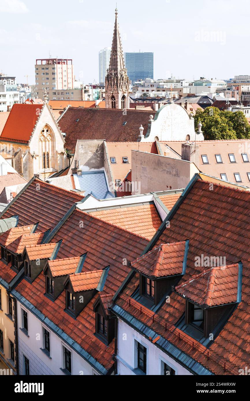 Viaggiare a Bratislava città - al di sopra di vista della piastrella arancione tetti nella città vecchia di Bratislava Foto Stock