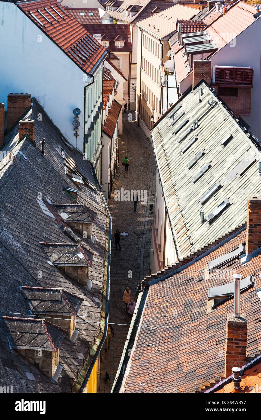 Viaggiare a Bratislava città - vista sopra di strette Bastova street con case a Bratislava. Foto Stock