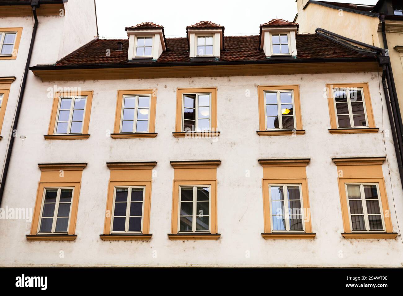 Viaggiare a Brno - facciata di edificio di appartamenti in città vecchia Brno su Starobrnenska street, ceco Foto Stock