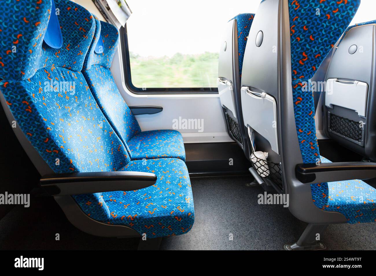 I posti vuoti in treno in seconda classe Foto Stock