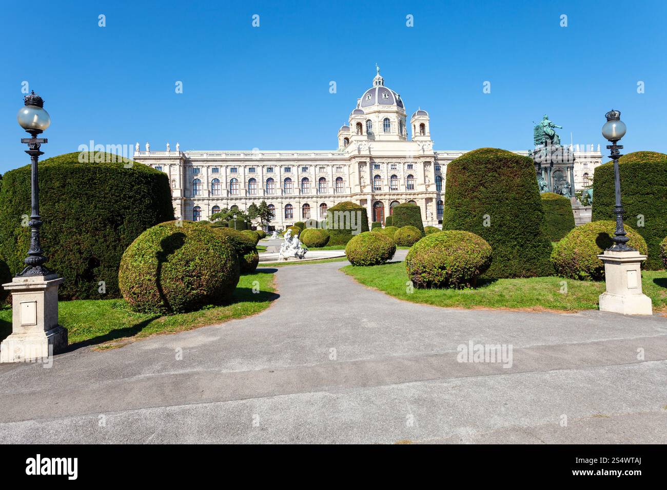 Viaggio verso la città di Vienna - Piazza Maria Theresien Platz con il Monumento a Maria Teresa e il Museo di storia naturale (Museo Naturhistorisches), Vienna, Foto Stock