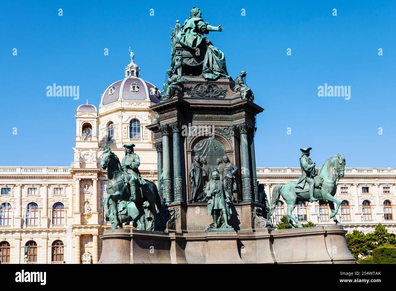Viaggiare per la città di Vienna - Maria Theresa statua e Naturhistorisches Museum (Museo di Storia Naturale) a Maria Theresien Platz, Vienna, Austria Foto Stock