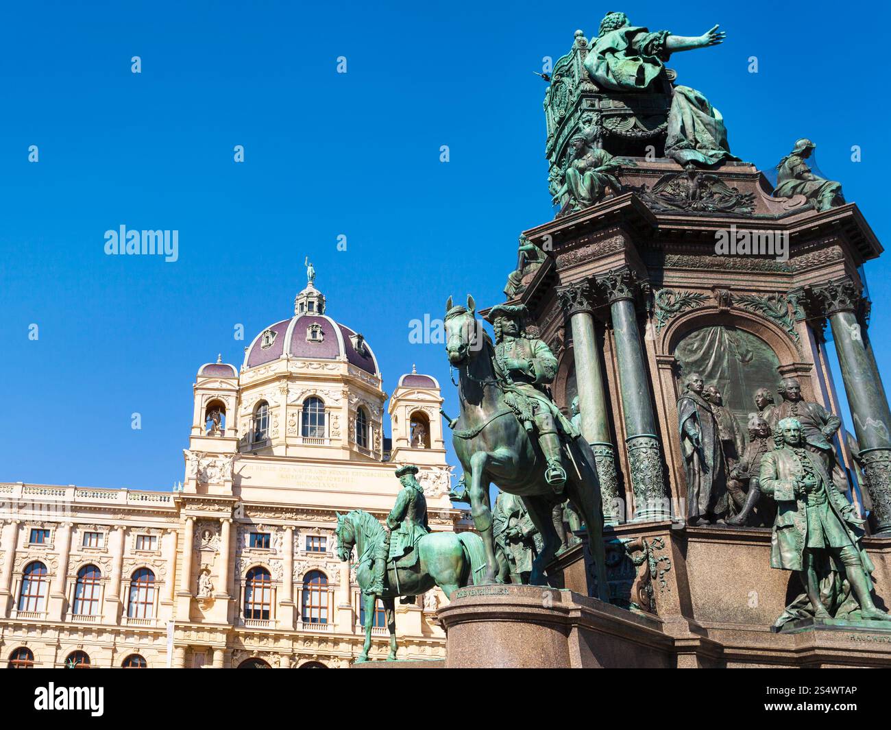 Viaggiare per la città di Vienna - Maria Theresa monumento e Naturhistorisches Museum (Museo di Storia Naturale) a Maria Theresien Platz, Vienna, Austria Foto Stock