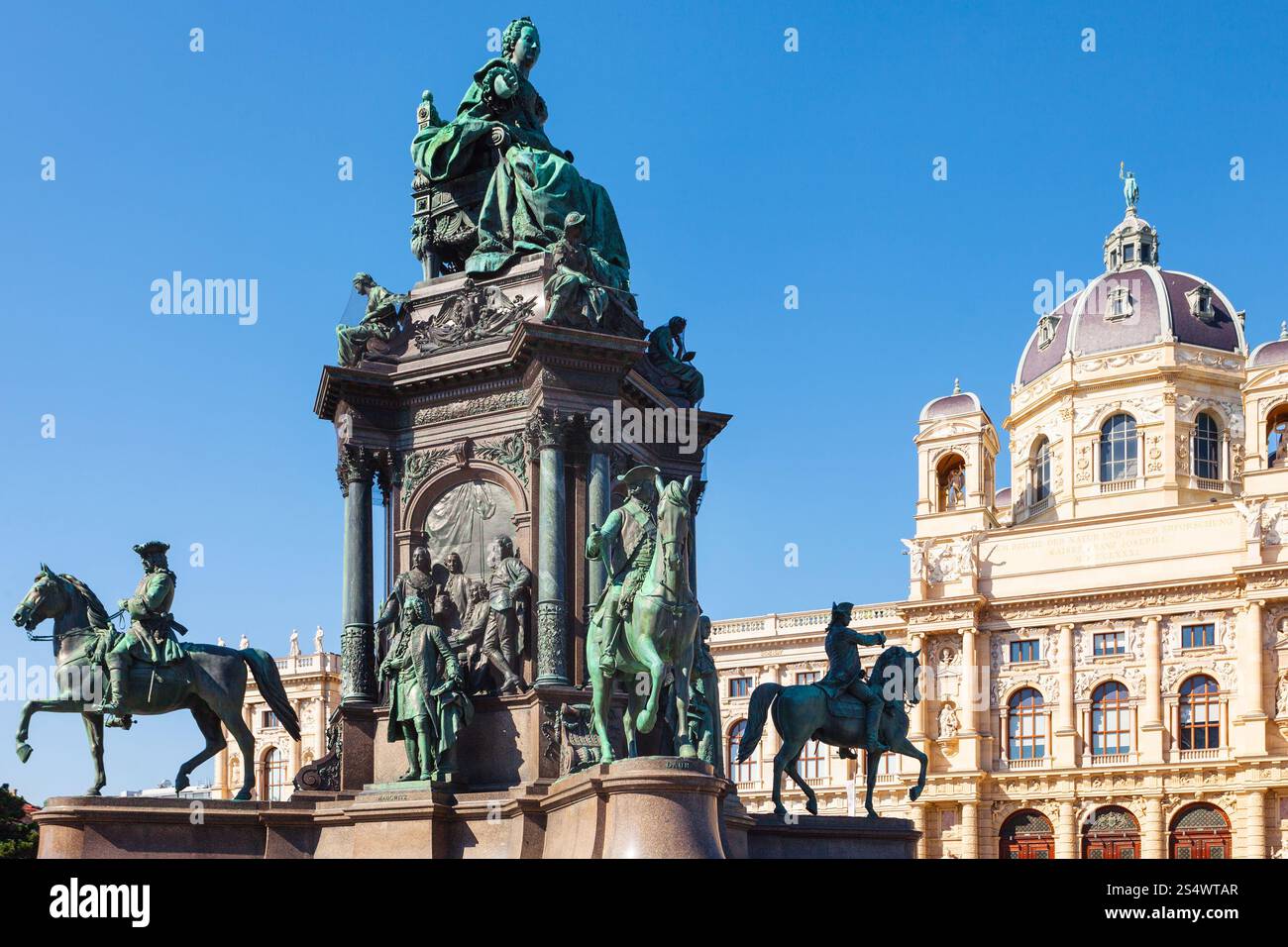 Viaggiare per la città di Vienna - Maria Theresa Scultura e Naturhistorisches Museum (Museo di Storia Naturale) a Maria Theresien Platz, Vienna, Austria Foto Stock