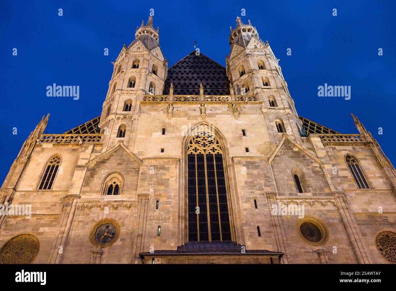 Viaggiare per la città di Vienna - facciata di Santo Stefano Cattedrale (Stephansdom) nella notte, Vienna, Austria Foto Stock