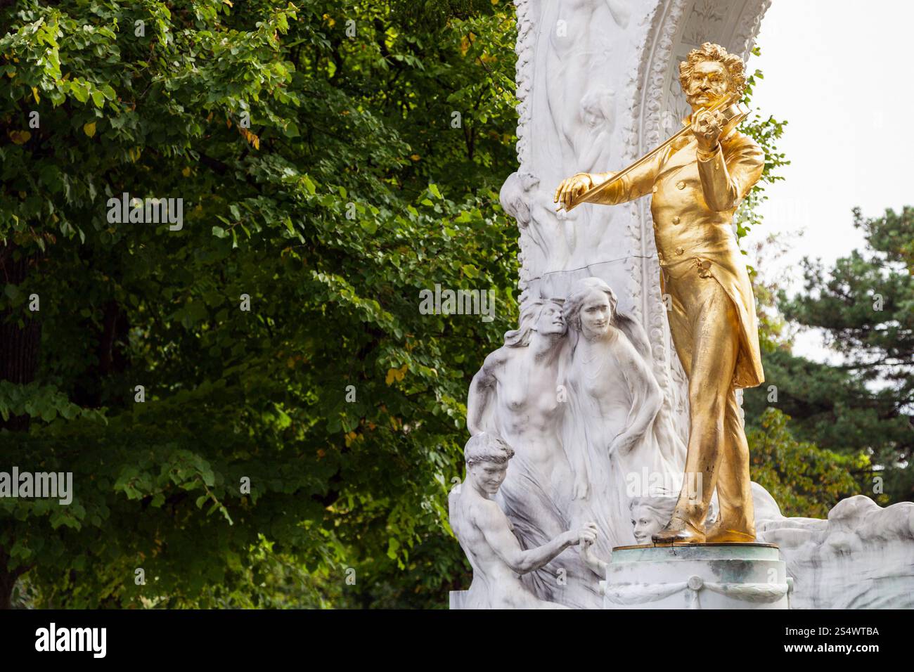 Viaggio verso la città di Vienna - statua in bronzo dorato del Re del Valzer Johann Strauss Son a Stadtpark (parco cittadino), Vienna, Austria Foto Stock