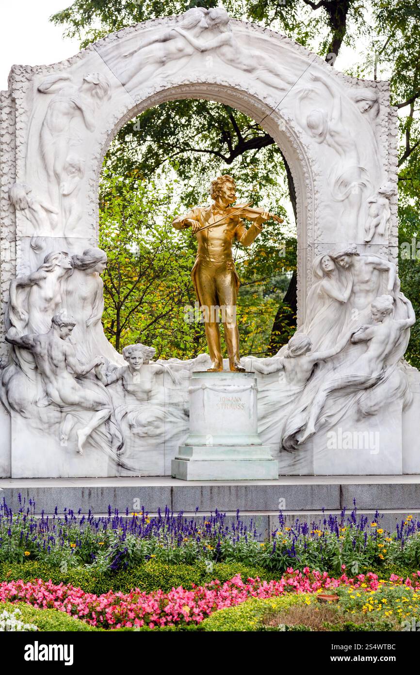 Viaggiare per la città di Vienna - golden monumento di Johann Strauss nel parco cittadino Stadtpark Vienna, Austria Foto Stock
