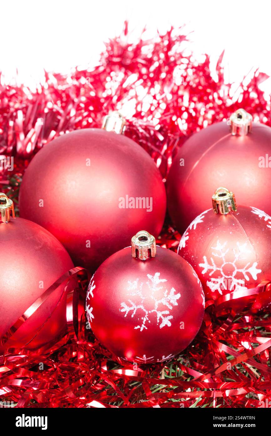 Cinque rosso baubles di Natale e tinsel isolati su sfondo bianco Foto Stock
