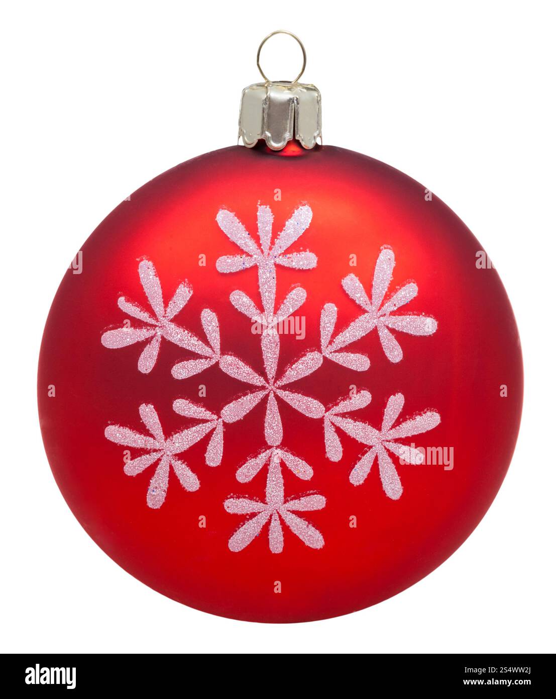 Decorazioni di Natale - rosso sfera di vetro verniciato con il simbolo del fiocco di neve isolati su sfondo bianco Foto Stock
