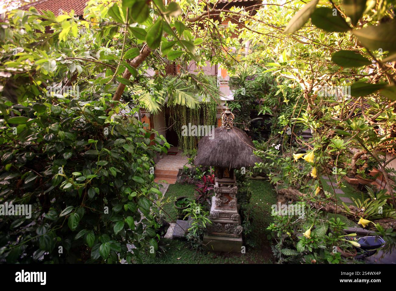 Un tempio con giardino a ubud sull'isola di Bali in indonesia nel sud-est asiatico. ASIA INDONESIA BALI TRADITION GARDEN Foto Stock