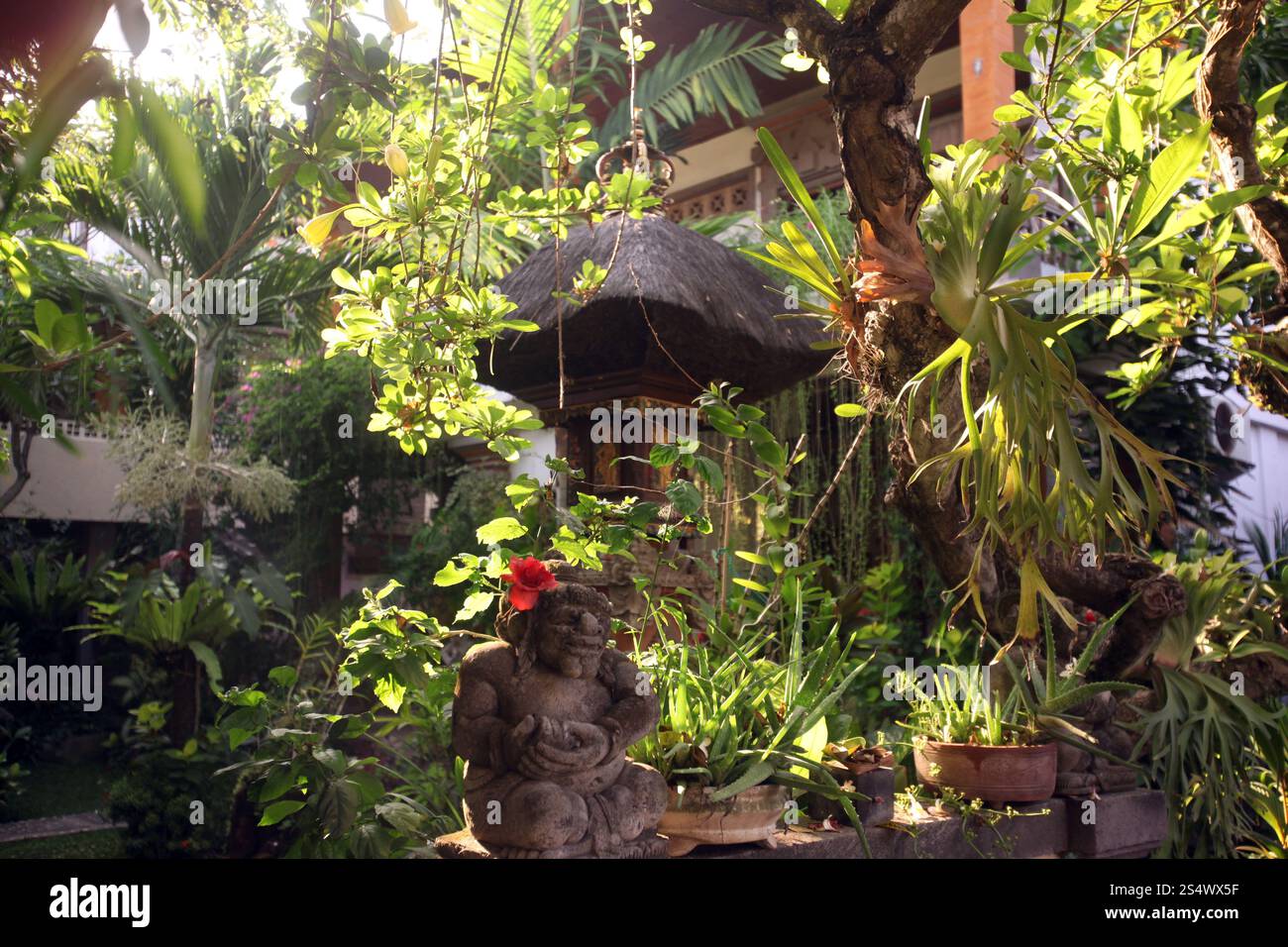 Un tempio con giardino a ubud sull'isola di Bali in indonesia nel sud-est asiatico. ASIA INDONESIA BALI TRADITION GARDEN Foto Stock