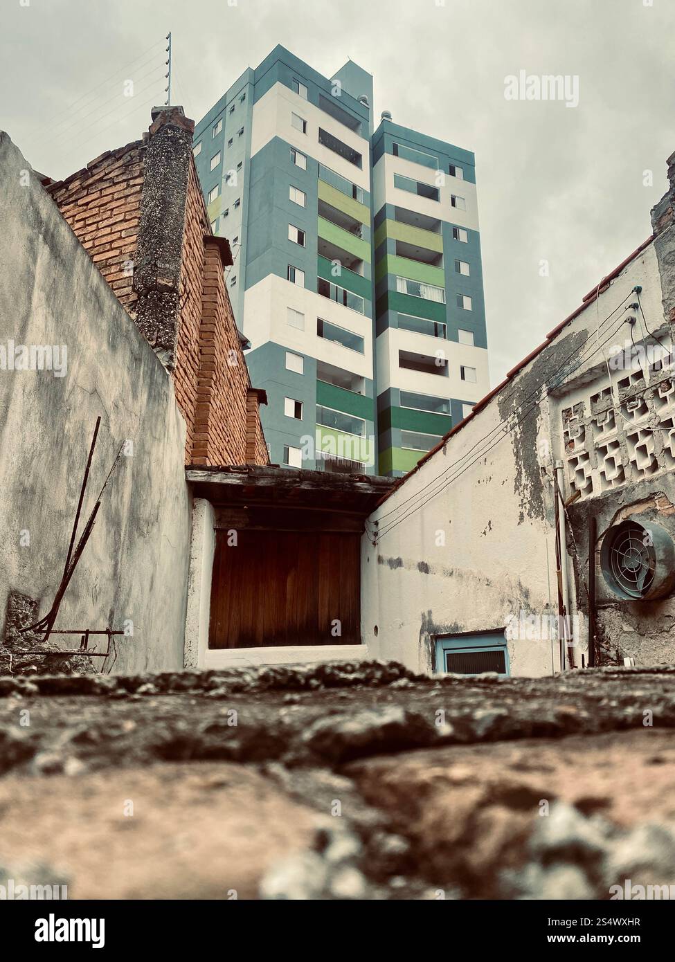 la via urbana, con edifici in cemento grigio Foto Stock