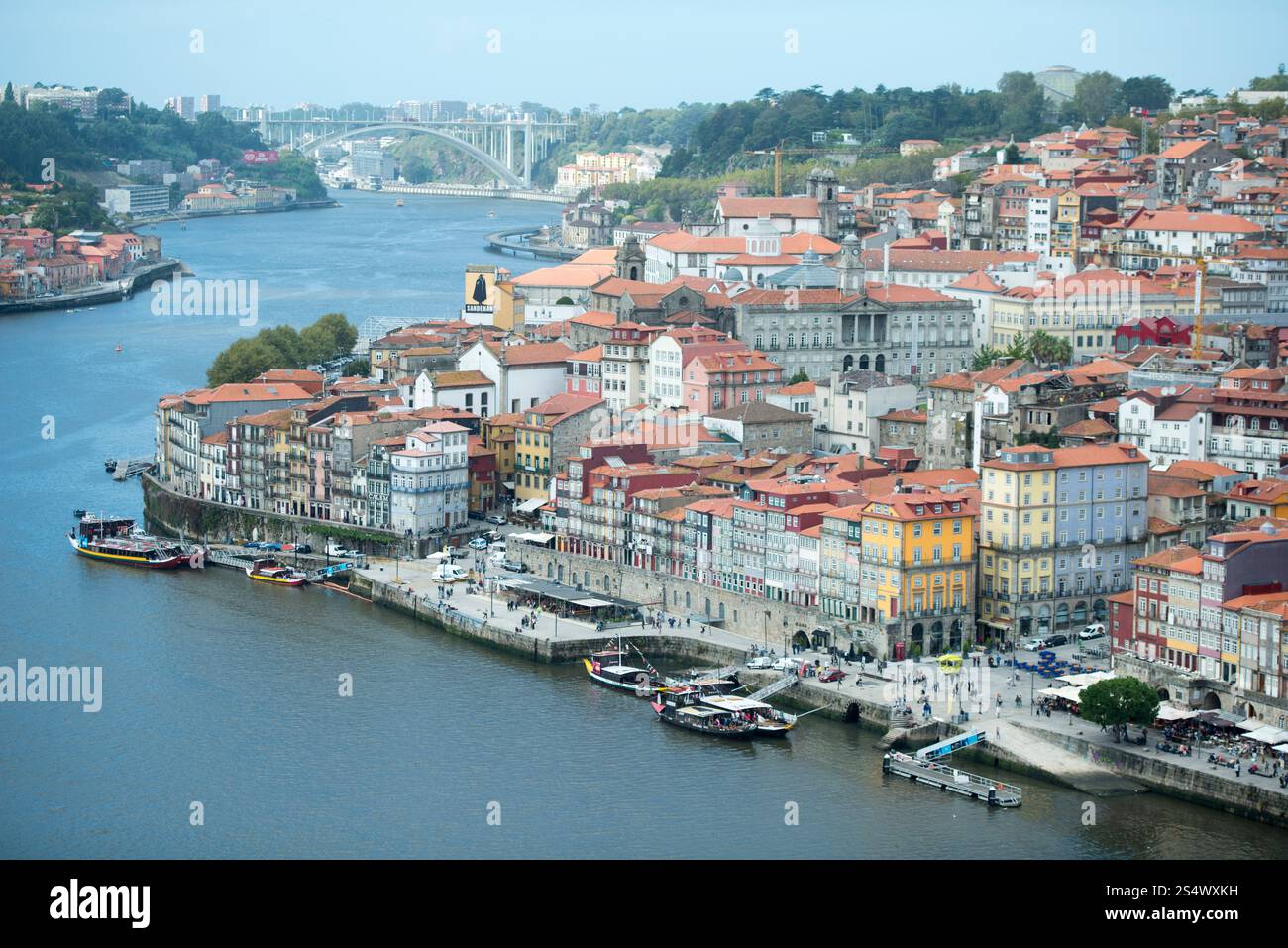 La città vecchia sul fiume Douro a Ribeira nel centro di Porto a Porugal in Europa. EUROPA PORTOGALLO PORTO RIBEIRA CITTÀ VECCHIA FIUME DOURO Foto Stock