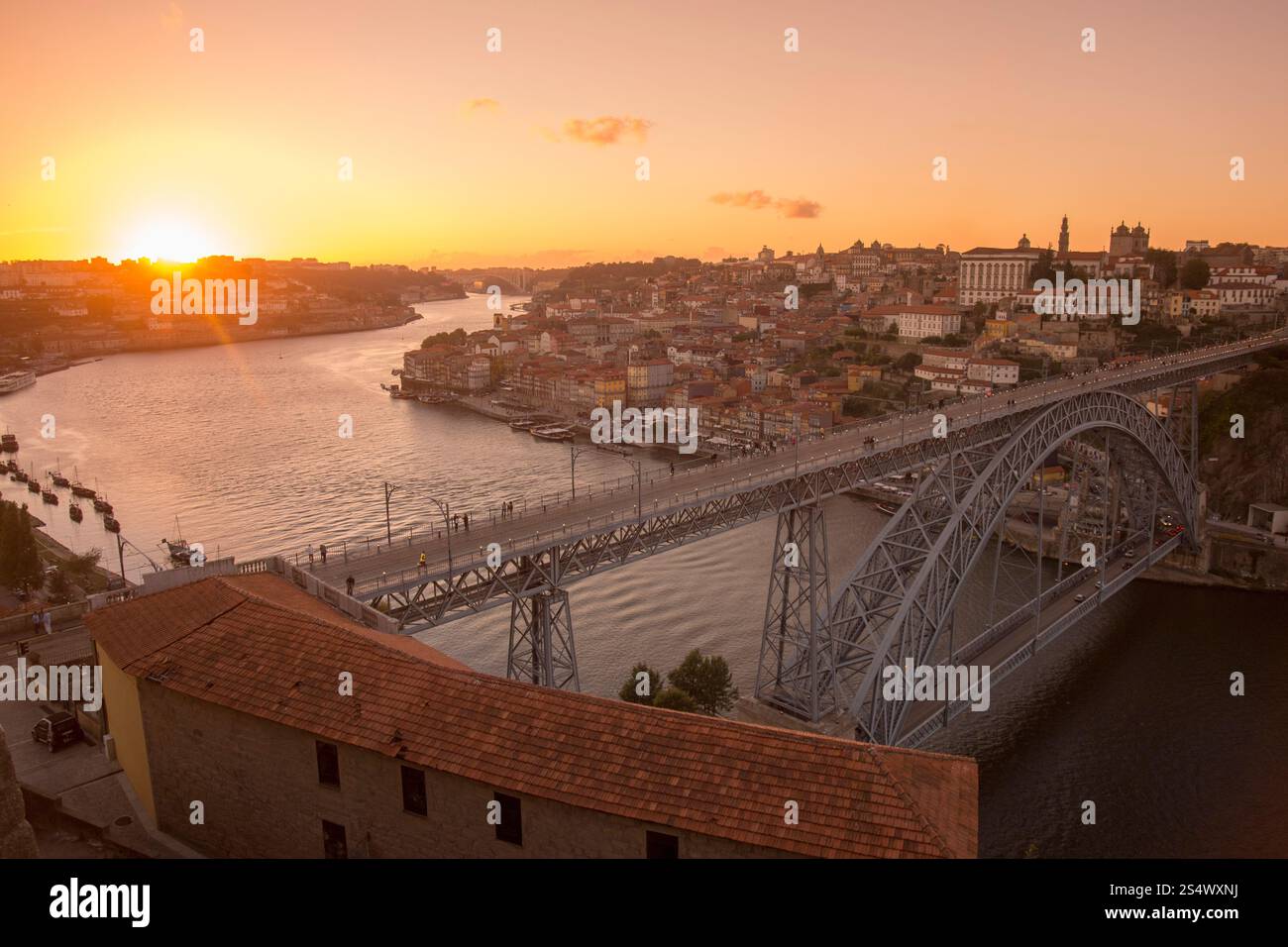 Il Ponte de Dom Luis 1 nella città vecchia sul fiume Douro a Ribeira nel centro di Porto a Porugal in Europa. EUROPA PORTOGALLO PORTO RIBEIRA Foto Stock