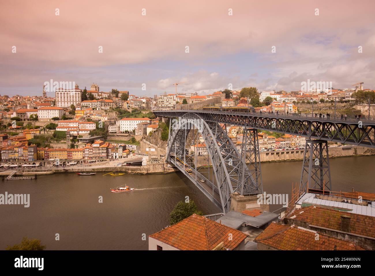 Il Ponte de Dom Luis 1 nella città vecchia sul fiume Douro a Ribeira nel centro di Porto a Porugal in Europa. EUROPA PORTOGALLO PORTO RIBEIRA Foto Stock