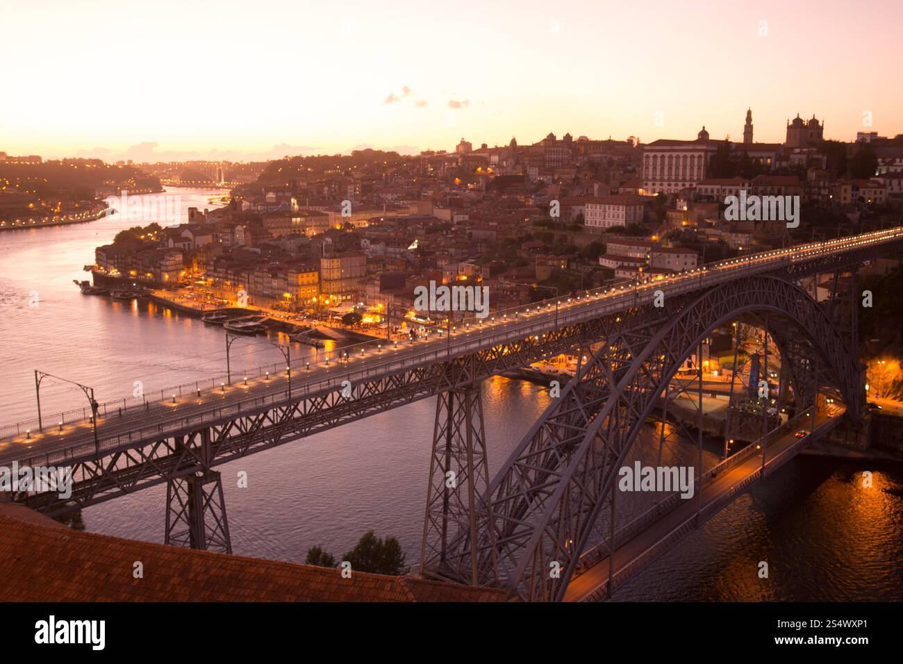 Il Ponte de Dom Luis 1 nella città vecchia sul fiume Douro a Ribeira nel centro di Porto a Porugal in Europa. EUROPA PORTOGALLO PORTO RIBEIRA Foto Stock