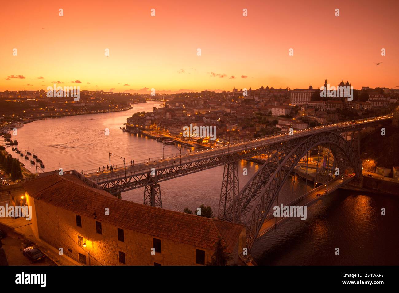 Il Ponte de Dom Luis 1 nella città vecchia sul fiume Douro a Ribeira nel centro di Porto a Porugal in Europa. EUROPA PORTOGALLO PORTO RIBEIRA Foto Stock