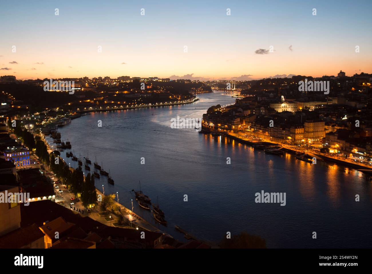 Il fiume Douro a Ribeira nel centro di Porto a Porugal in Europa. EUROPA PORTOGALLO PORTO RIBEIRA CITTÀ VECCHIA FIUME DOURO Foto Stock