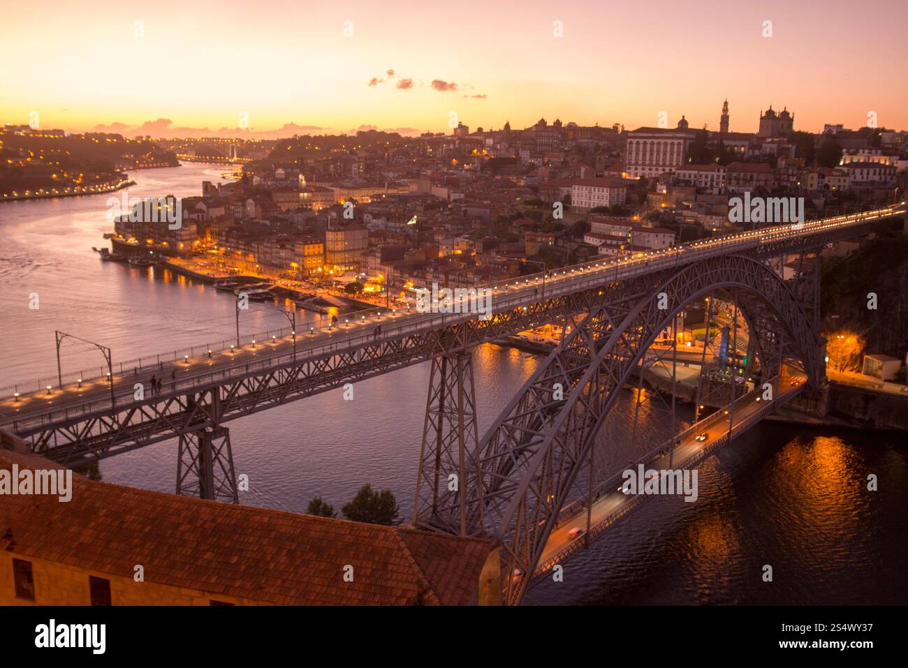 Il Ponte de Dom Luis 1 nella città vecchia sul fiume Douro a Ribeira nel centro di Porto a Porugal in Europa. EUROPA PORTOGALLO PORTO RIBEIRA Foto Stock