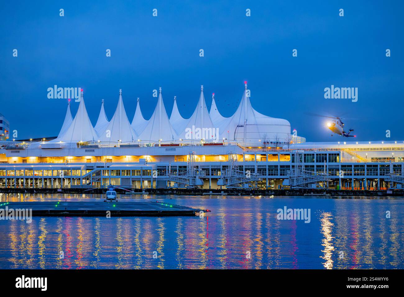 Canada Place Convention Centre ed eliporto, Burrard Inlet, Vancouver, British Columbia, Canada Foto Stock