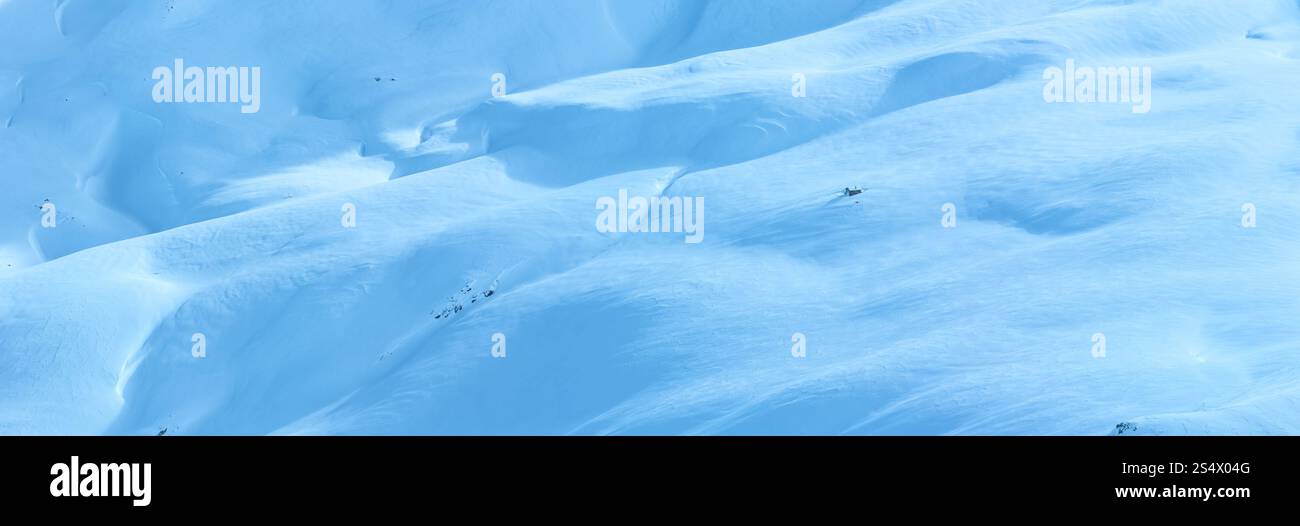 Piccola casa in legno sulla montagna invernale di pendenza. Panorama. Foto Stock