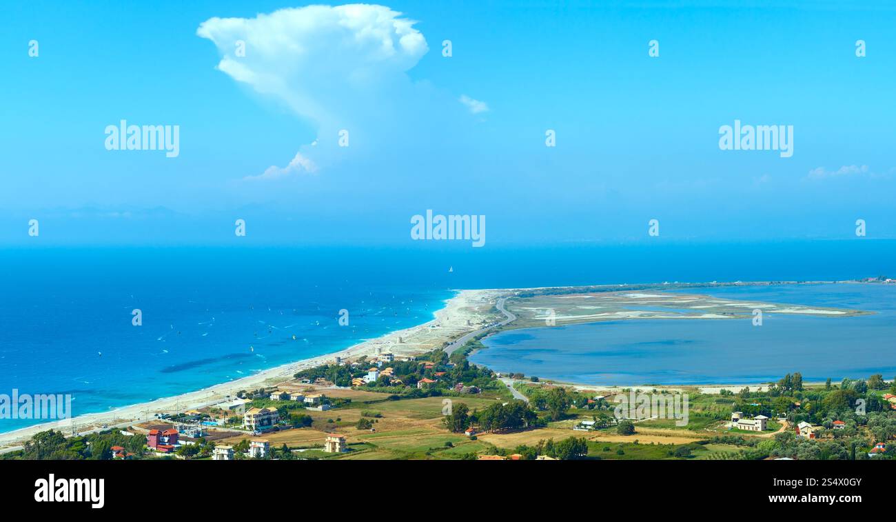 Luogo, dove si uniscono cielo, mare e montagna orizzontale. Splendida spiaggia estiva sulla costa di Lefkada e kiteboarder (Grecia, Mar Ionio, vista dall'alto). Tutti Foto Stock