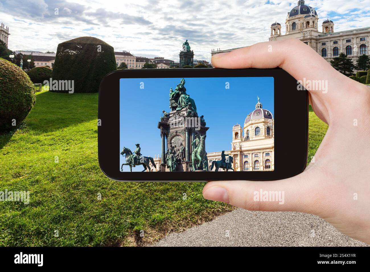 Concetto di viaggio - tourist snapshot dell'Imperatrice Maria Teresa statua su Maria Theresien piazza di Vienna sullo smartphone Foto Stock