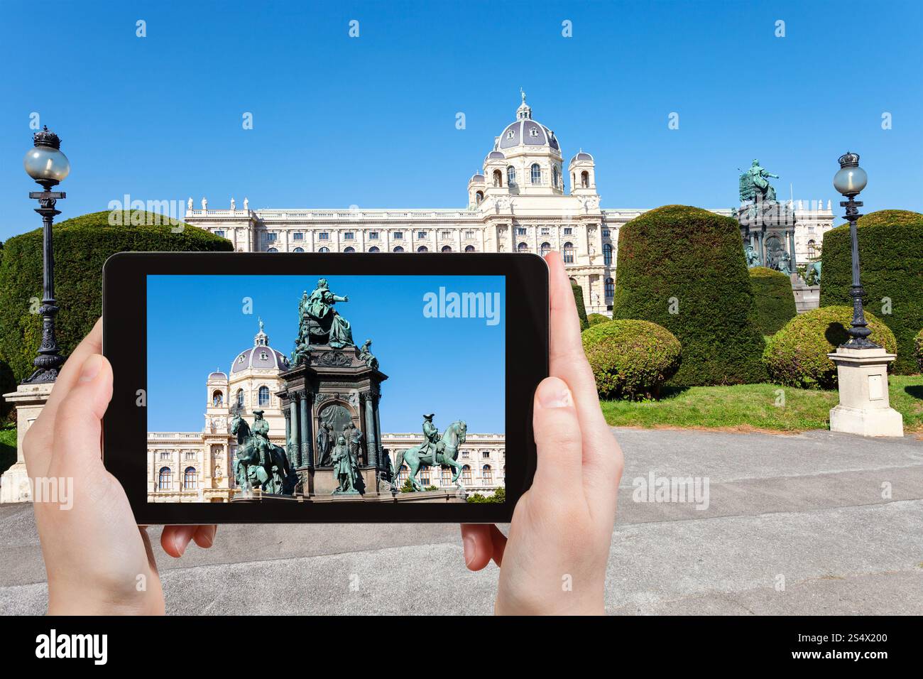Concetto di viaggio - tourist snapshot dell'Imperatrice Maria Teresa monumento su Maria Theresien platz a Vienna su tablet pc Foto Stock