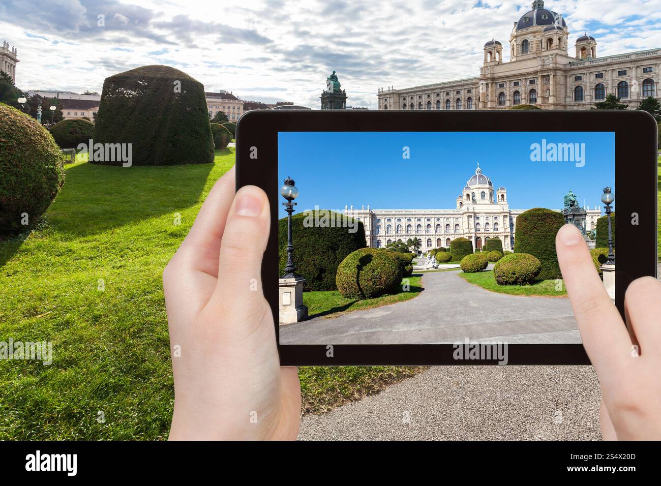 Concetto di viaggio - tourist istantanea del Naturhistorisches (Storia Naturale Museo su Maria Theresien platz a Vienna su tablet pc Foto Stock